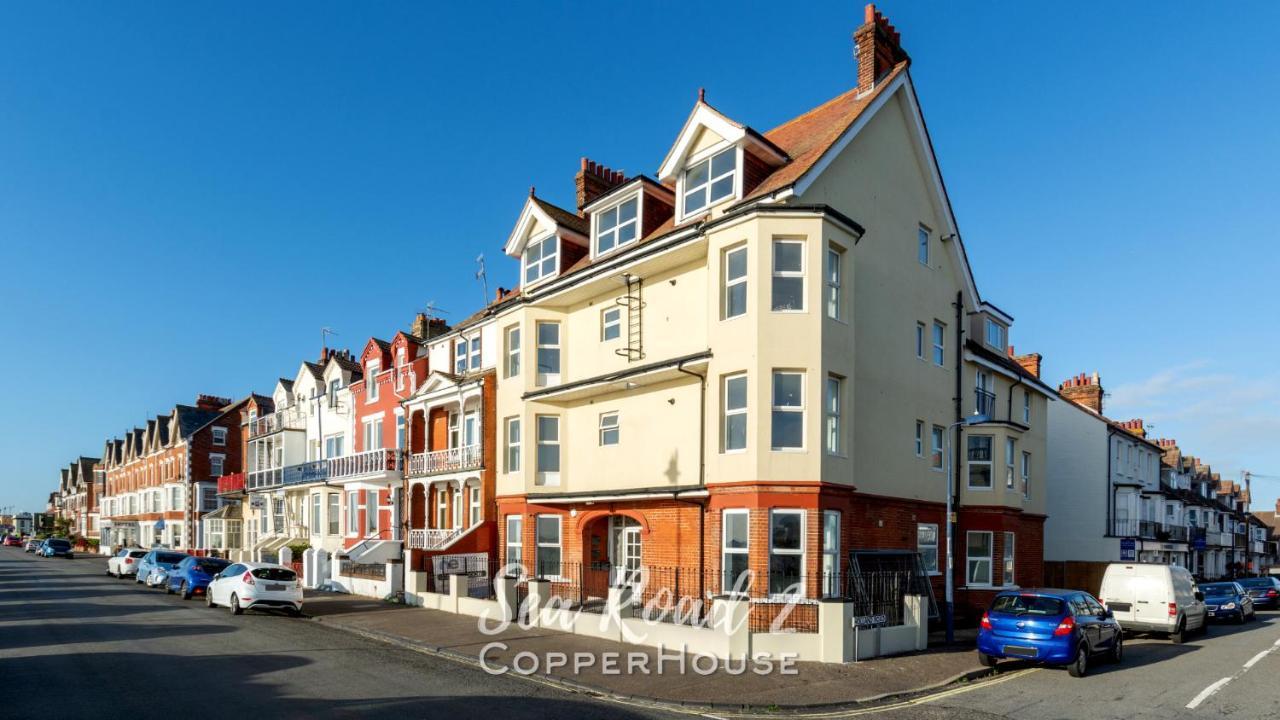 Beautiful Apartments On The Sea Front - Sea Road 2 Филикстоу Екстериор снимка