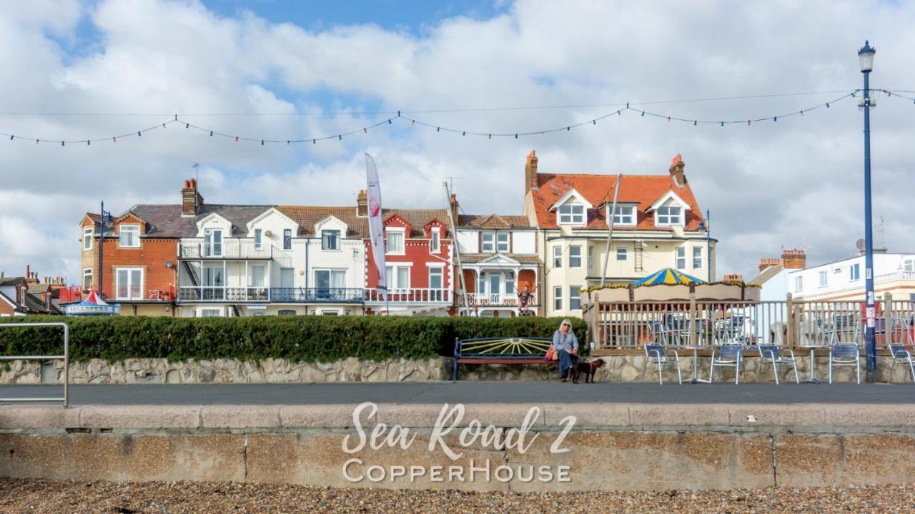 Beautiful Apartments On The Sea Front - Sea Road 2 Филикстоу Екстериор снимка